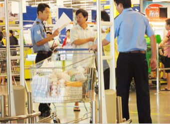 Bảo vệ tại cổng ra vào của siêu thị