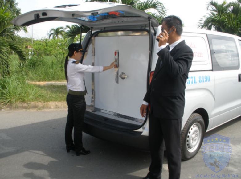 bảo vệ áp tải tiền