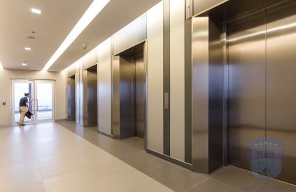 Tại sao học cách sử dụng thang máy an toàn và lịch sự là quan trọng?