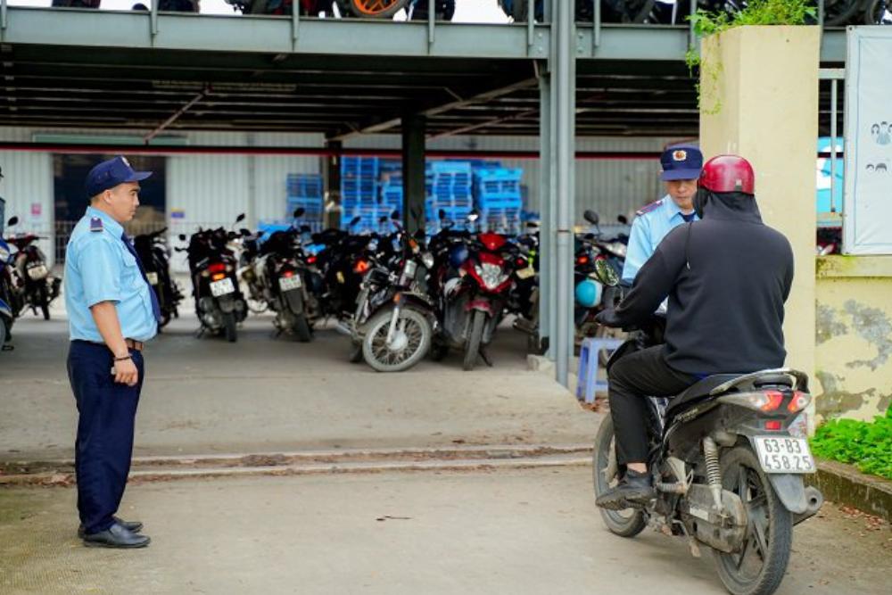 Tuyển bảo vệ giữ xe