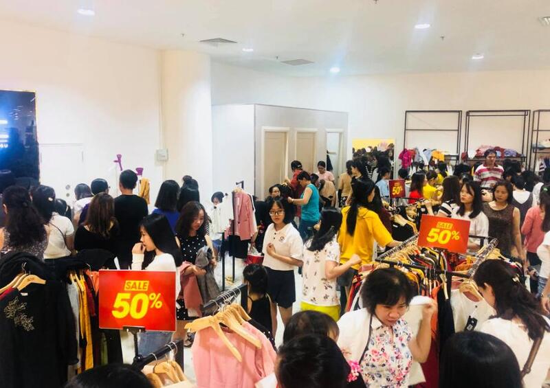 Tình trạng đông đúc, chen lấn tại các shop quần áo dễ xảy ra móc túi